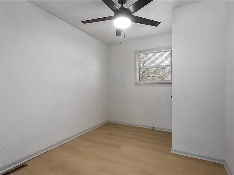 307 SE 7th St — Photo 4