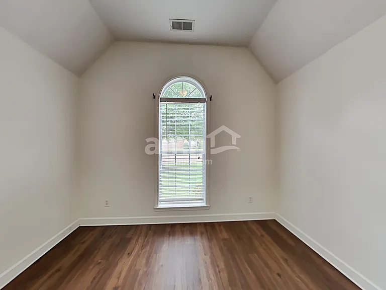 410 Vaiden Dr N — Photo 8