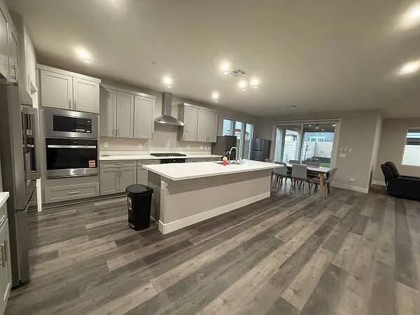 6 bed, 4425 sqft, $925 — Photo 3