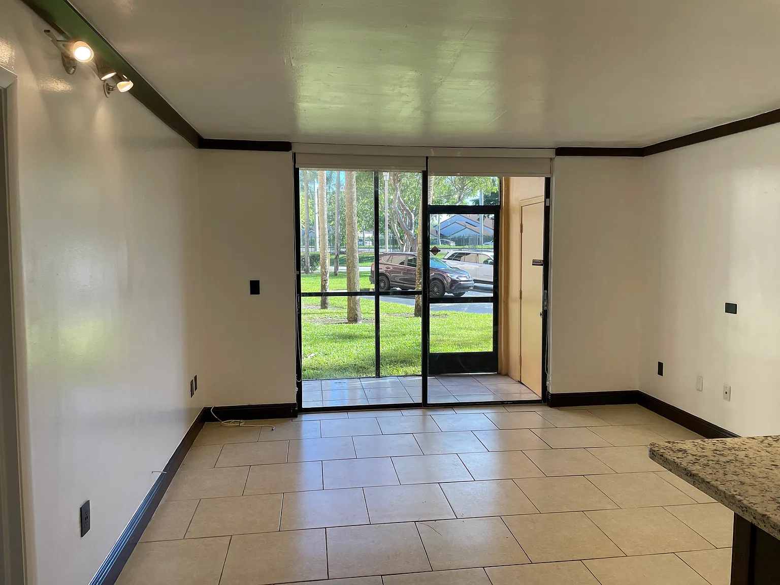 1 bed, 1.5 bath, 705 sqft, $1,900 — Photo 4