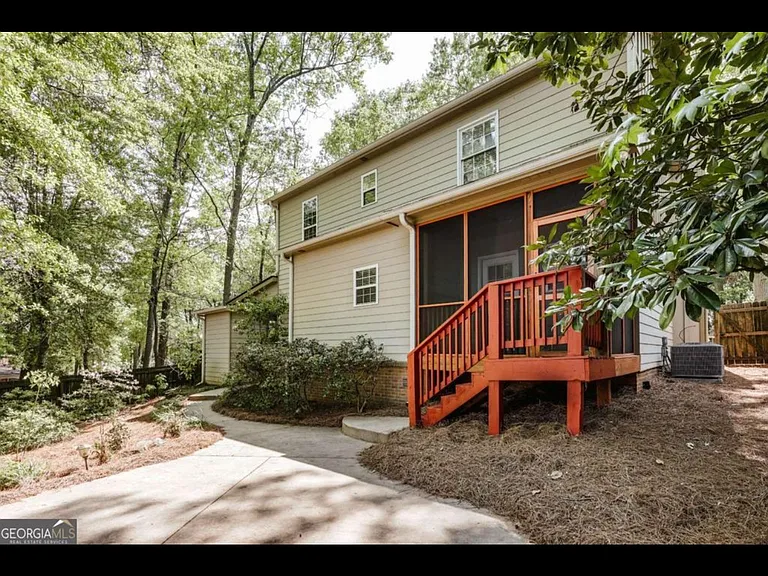 90 Hart Ave — Photo 35