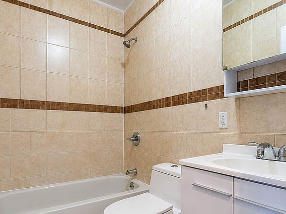 4th image of 802 Evergreen Ave #2