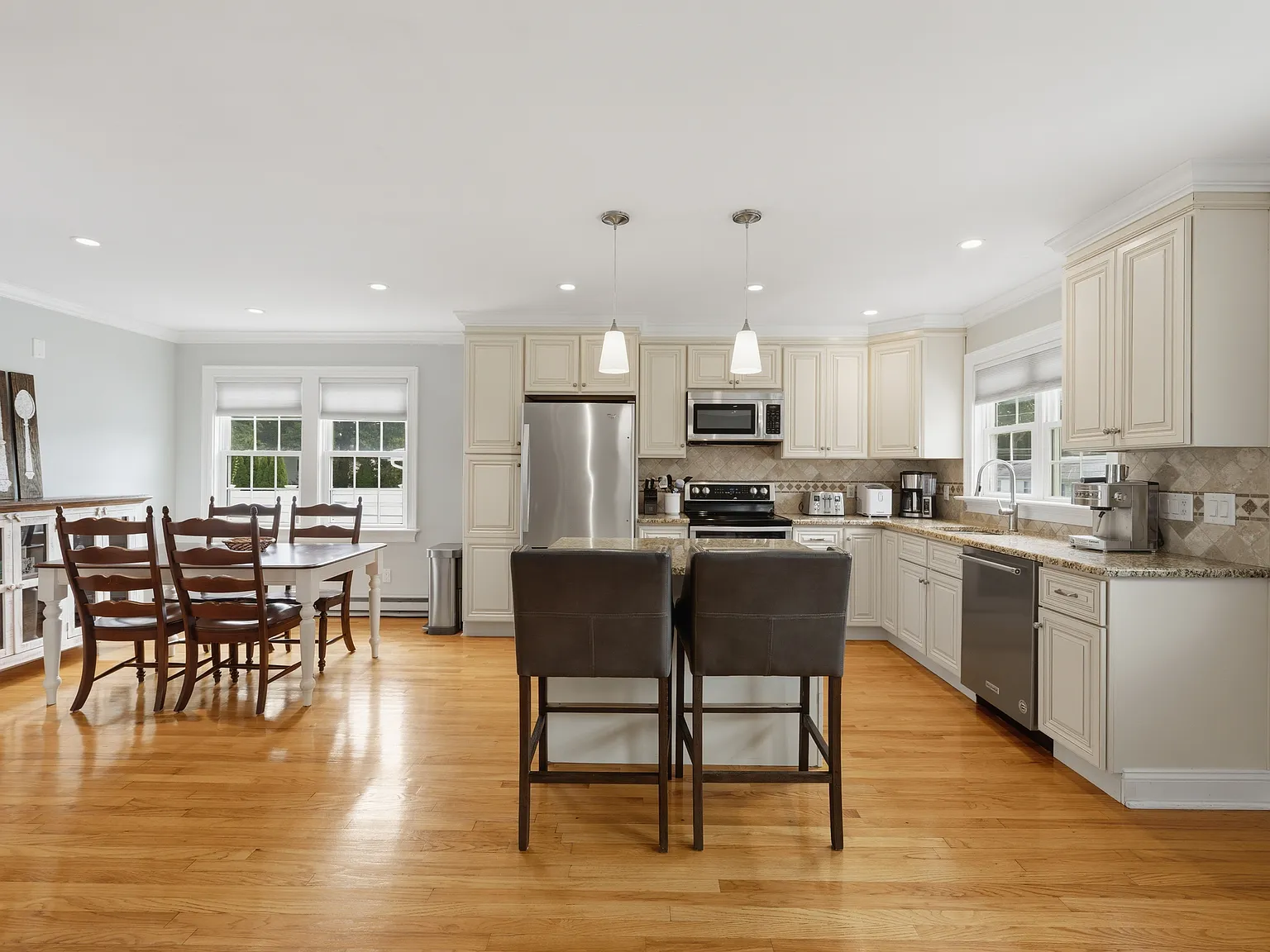 3 bed, 1920 sqft, $3,350 — Photo 4
