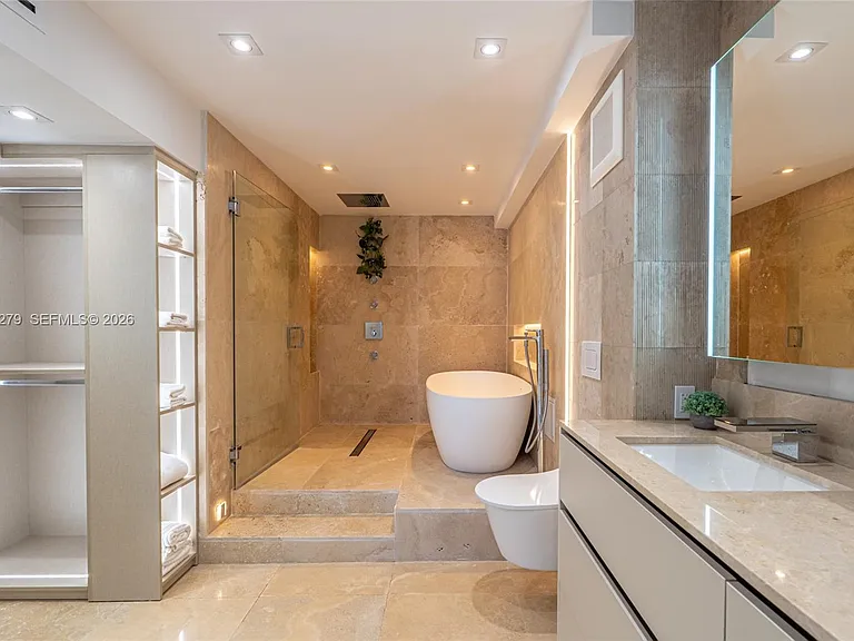 2301 Collins 1011 #1011 — Photo 30