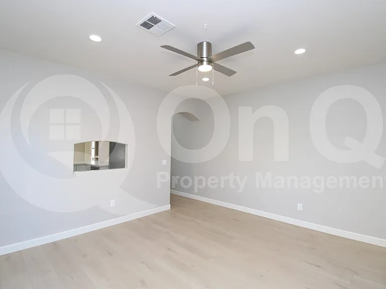 3003 E Kings Ave — Photo 9