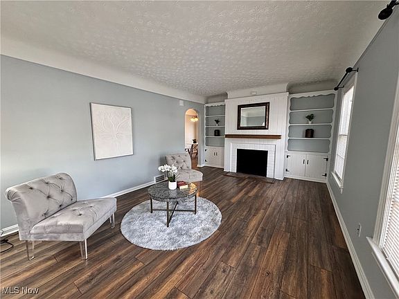 4th image of 130 Lake Edge Dr