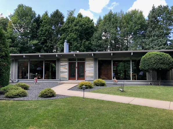 426 E Juniper Ln, Mequon, WI 53092
