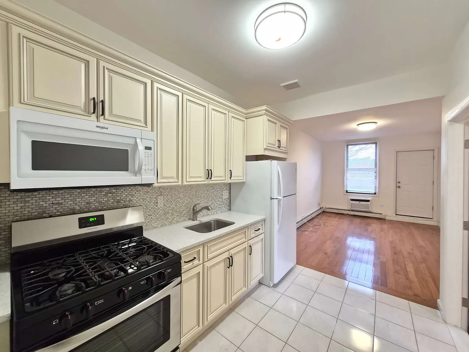 2 bed, 600 sqft, $2,400 — Photo 1
