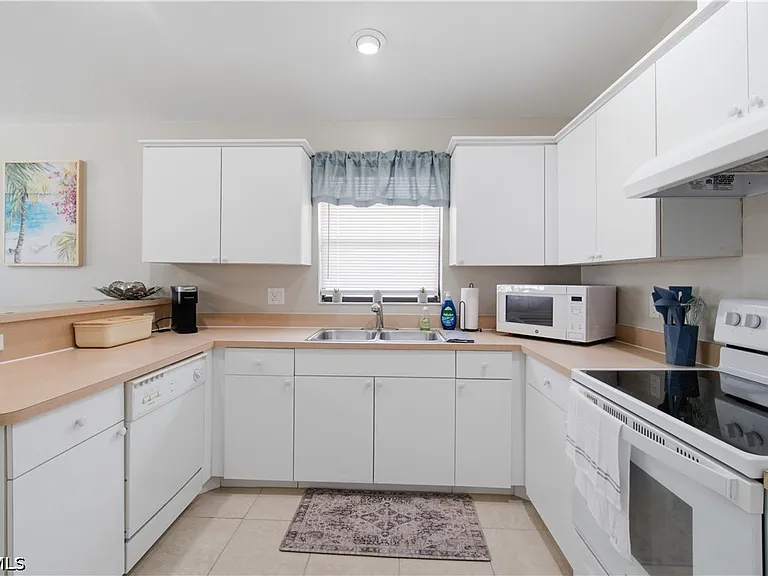 1712 SW Santa Barbara Pl — Photo 5