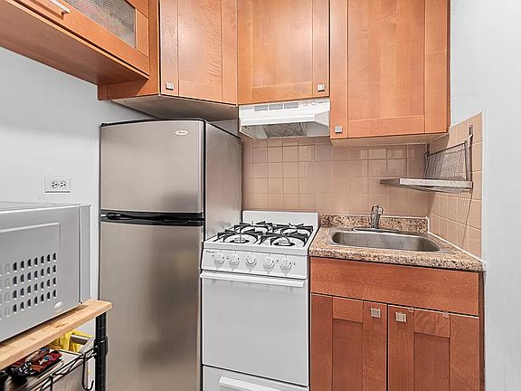 2nd image of 240 E 55th St APT 4A
