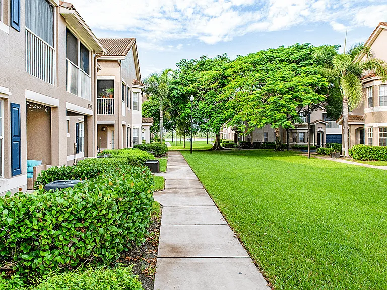 The Estates at Wellington Green Apartments — Photo 55