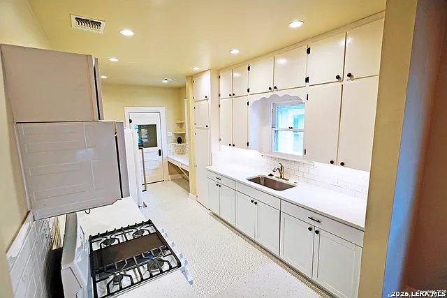 412 E Myrtle St — Photo 3