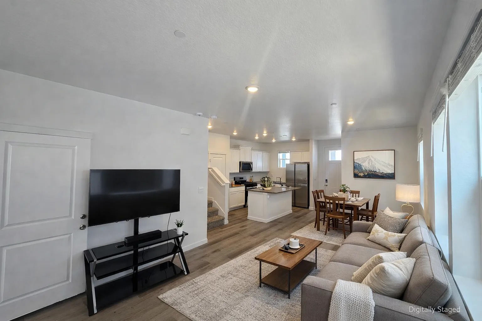 4 bed, 2.5 bath, 2090 sqft, $2,950 — Photo 4