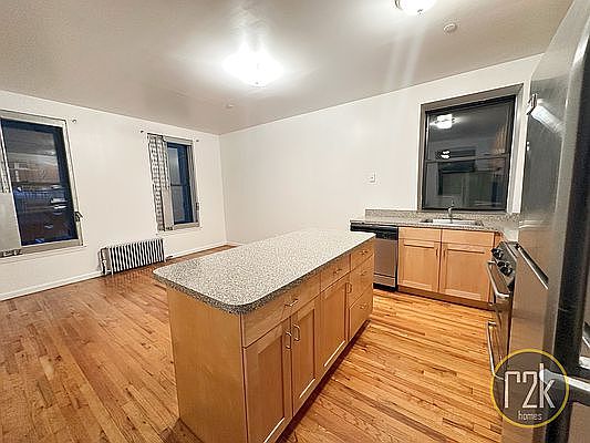 4th image of 304 W 112th St #2D