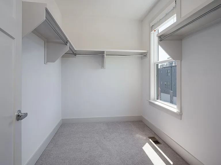 900 Meridian St — Photo 11