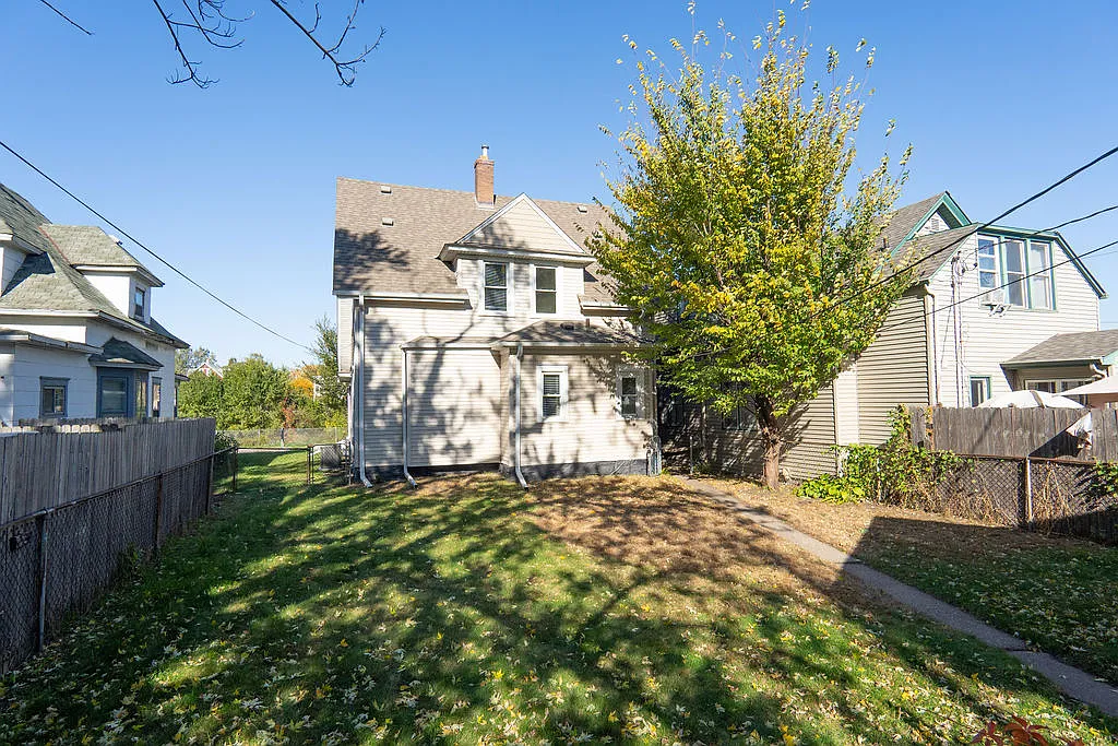 5 bed, 1610 sqft, $2,499 — Photo 2