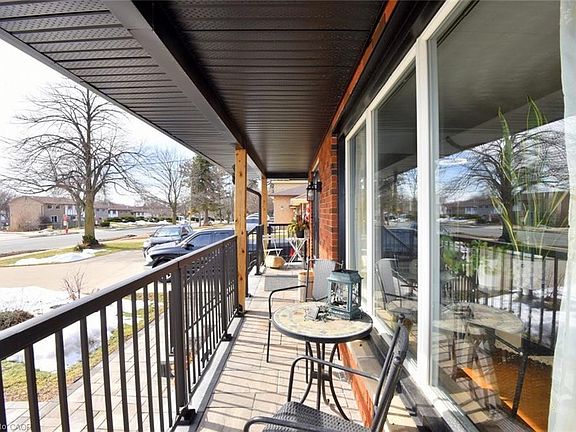 4th image of 682 Mohawk Rd W