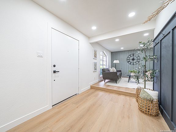 3rd image of 3127 COLONY DR