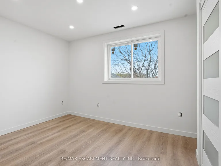 1049 Glencairn Ave #MAIN HOUSE UPPER — Photo 9
