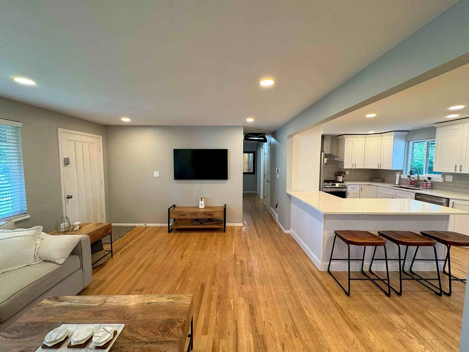 5 bed, 2170 sqft, $3,100 — Photo 2