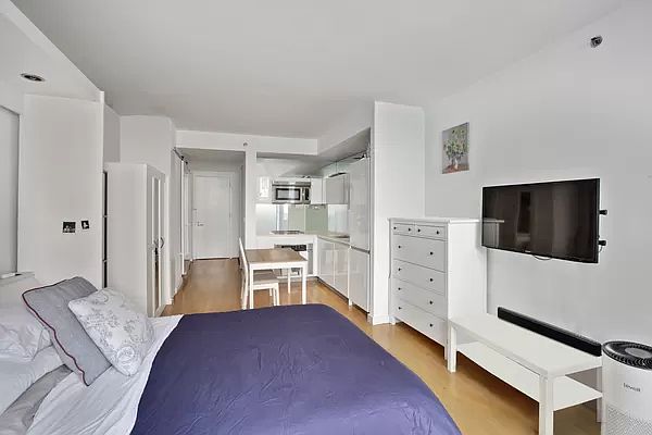 1st image of 425 E 13th St APT 1B