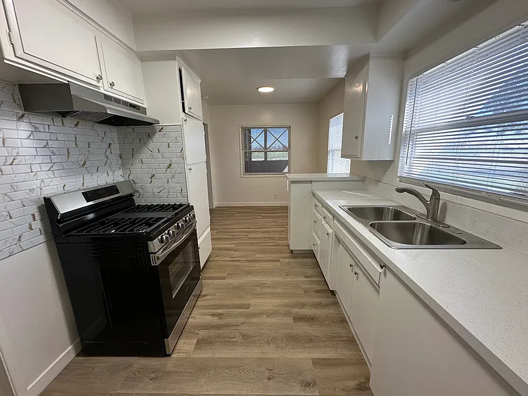 14330 Bon View Ave — Photo 12