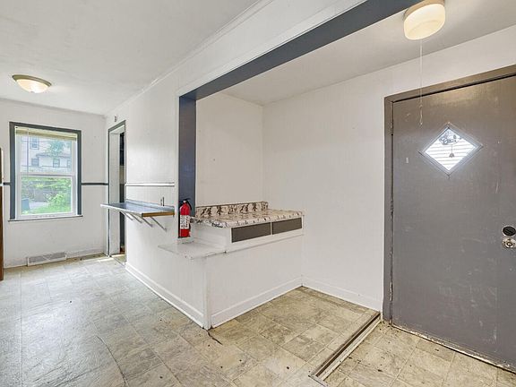4th image of 1024 Geranium Ave E