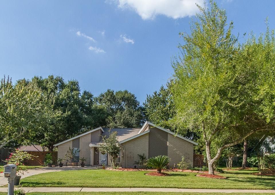 1st image of 904 Essex Dr