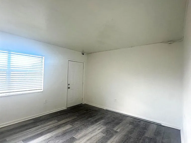 1545 NW 8th Ave — Photo 13