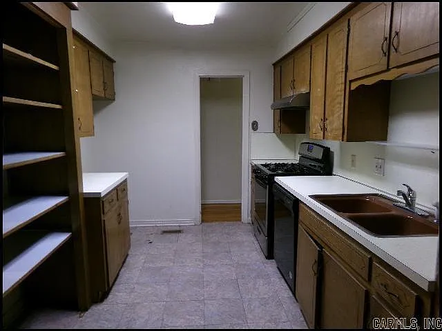 166 Tulane — Photo 5