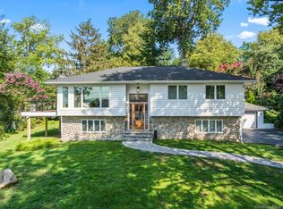 14 Tudor Dr, Northport, NY 11768