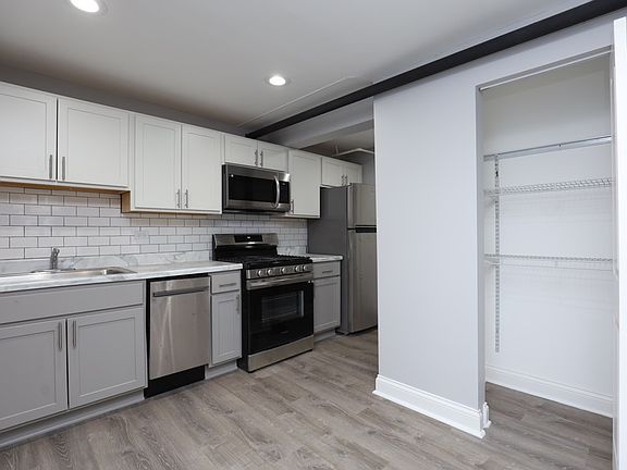 5th image of 1253 W Rosemont Ave Unit I