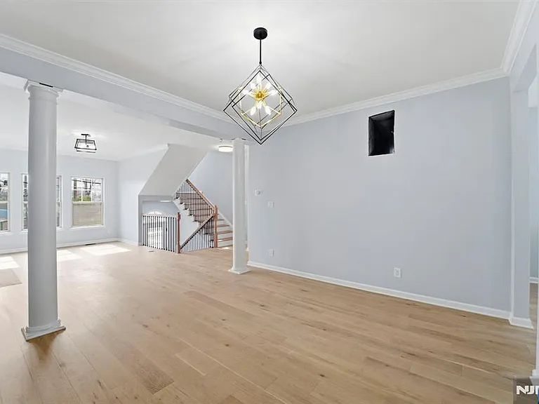 704 Green Ln — Photo 10