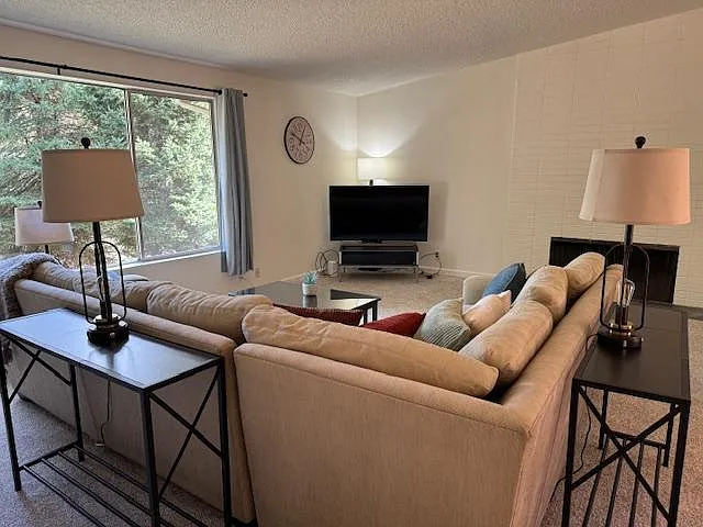 3 bed, 1400 sqft, $3,195 — Photo 3
