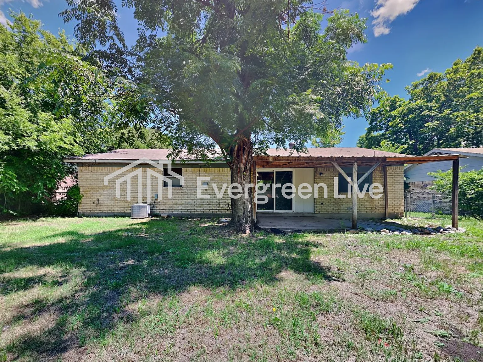 3 bed, 1.5 bath, 1338 sqft, $1,745 — Photo 2
