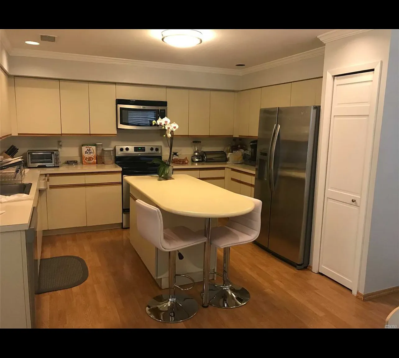 3 bed, 2.5 bath, 2406 sqft, $6,100 — Photo 2