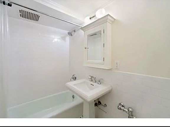 4th image of 113 W 69th St #1B