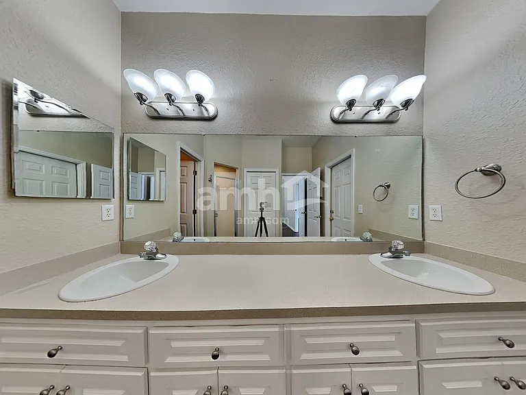 1025 Brenton Manor Dr — Photo 8