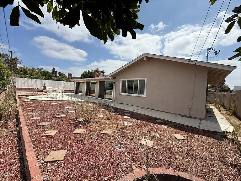 5621 Kenwood Ave — Photo 20