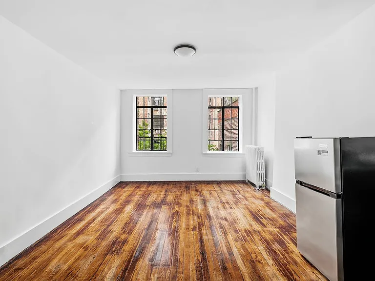 323 W 4th St #4D — Photo 3