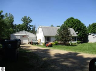 1840 Lakewood Dr, Crystal, MI 48818
