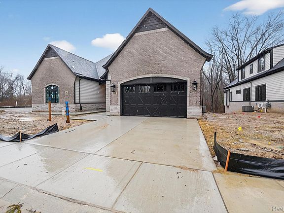 4th image of 546 Maplehill Rd