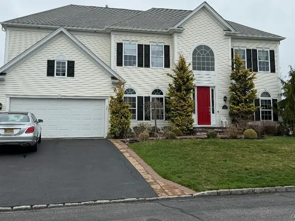 32 Avolet Court, Mount Sinai, NY 11766