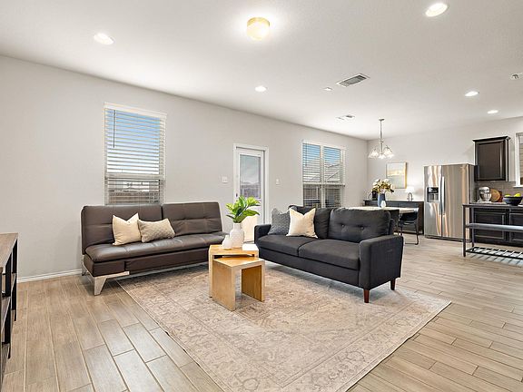 5th image of 212 Compania Dr