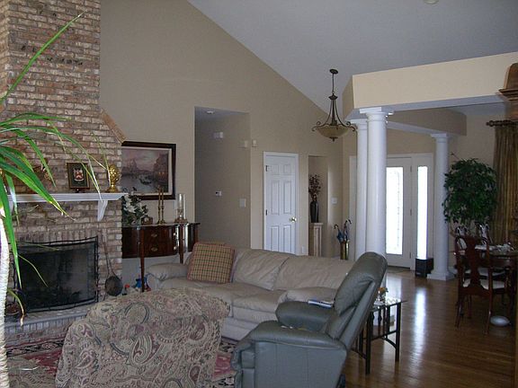 Open floor plan great for entertaining