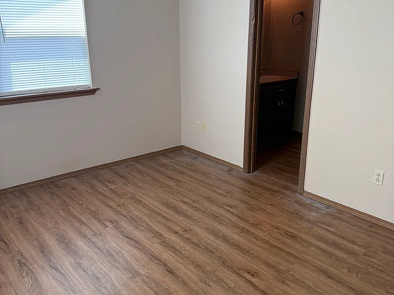 1513 S Case St — Photo 11
