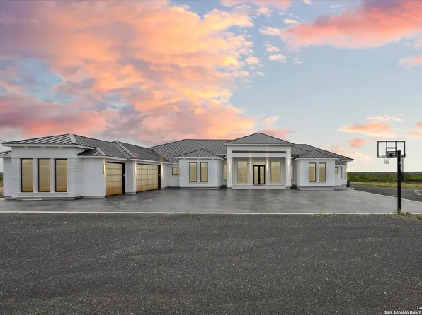 1799 County Road 651, Devine, TX 78016