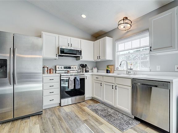 3rd image of 586 Crows Nest Ln