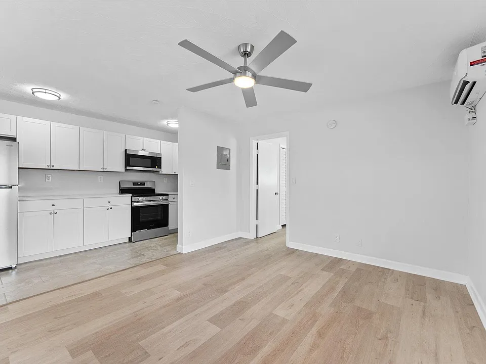 1632 NE 4th Pl #1