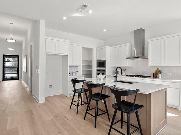 3rd image of 633 Hallwood Dr